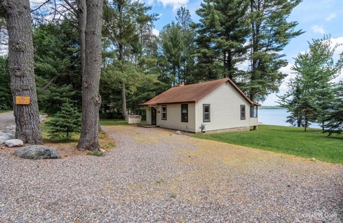 Presque Isle Cottage | Lakefront Cabin #6 - The Walleye
