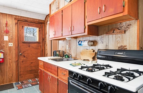 Conover Cabin | Lakefront cabin at Scott’s Twin Lake Resort with swimming beach, docks & firepit