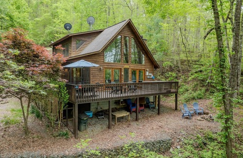 Unaka Cabin | Lakefront Cabin Bordering Nat Park w/Hot Tub! by RedAwning