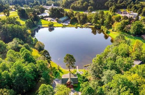 Mills River House | Lakefront Cabin & Cozy Lakeview Cottage