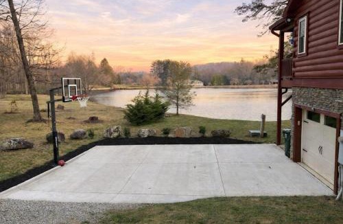 Mills River House | Lakefront Cabin & Cozy Lakeview Cottage