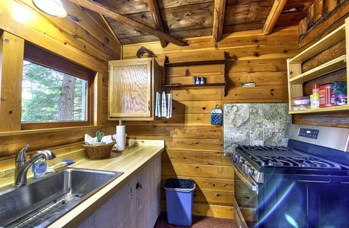 Levering Cabin | Lakefront Cabin for 4 | Private Beach, Kayaks & Fire Pit