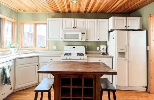 Hayward House | Lakefront Cabin on LCO - The Sunset Escape