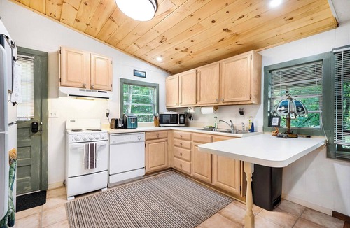 Ten Mile Cabin | Lakefront Cabin on Watts Bar Lake | Private Dock & Views