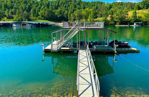 Big Creek House | Lakefront Cabin Sleeps 14 - 2 Level Dock - Sun Deck