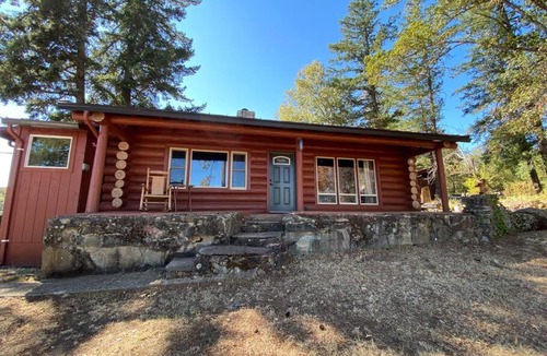 Shady Cove House | Lakefront Cabin