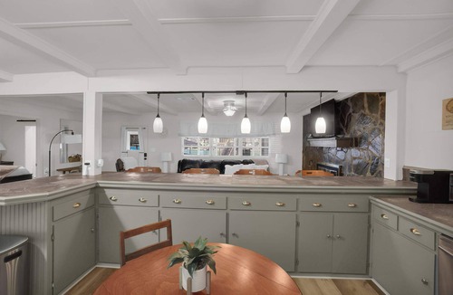 Eclectic Apartment | Lakefront Cabin With Private Dock