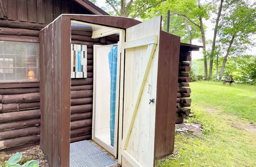 Brookfield Cabin | Lakefront cabins for family and friend gatherings