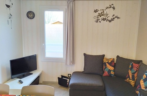 Labouheyre Ski Chalet | Lakefront chalet with pool, air conditioning, and parking