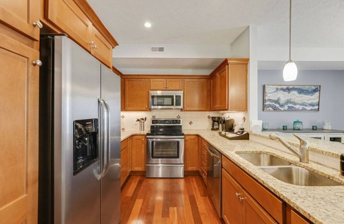 Geneva-on-the-Lake Apartment | Lakefront Condo, Balcony, Pool, Beach, Wineries
