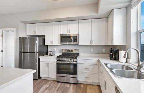 Sparks Condo | Lakefront Condo w/Jacuzzi, Rooftop near Mall, Casino, Theater w/City Views
