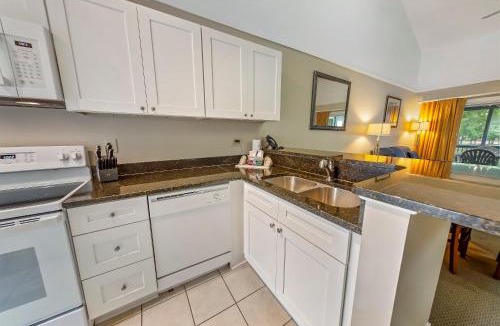 Fairfield Harbour House | Lakefront Condo with Indoor & Outdoor Pools - New Bern