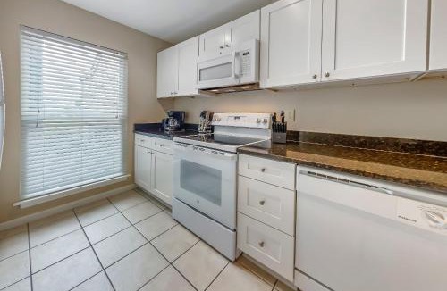 Fairfield Harbour House | Lakefront Condo with Indoor & Outdoor Pools - New Bern