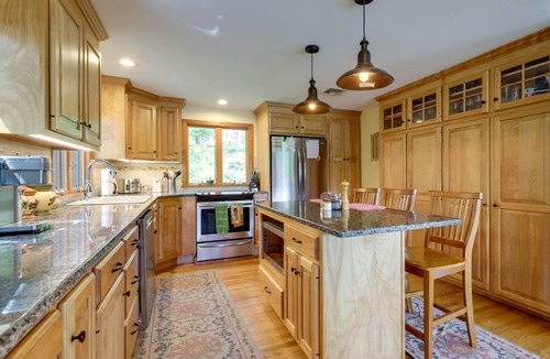 Mansfield Depot Cottage | Lakefront Connecticut Retreat Near UConn
