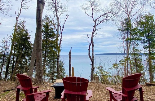 Georgian Bluffs Cottage | Lakefront Contemporary Cottage designed for relaxation and family fun alike!