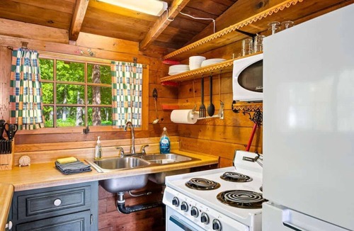 Jacksonport Cabin | Lakefront Cottage · Sunrise Views · Jacksonport