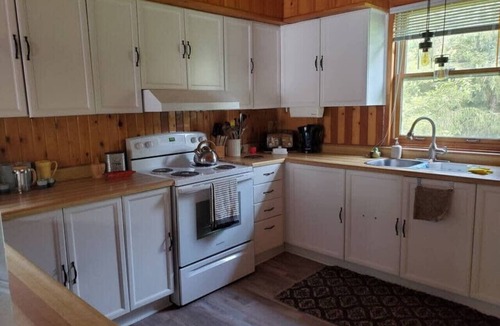 Douro-Dummer Cottage | Lakefront Cottage with Cozy Cabin Appeal