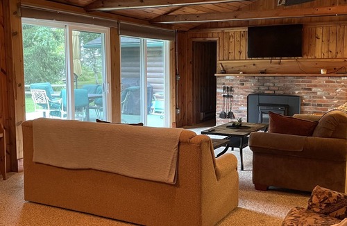 Applegate Cabin | Lakefront cottage with 100ft private sandy beach.