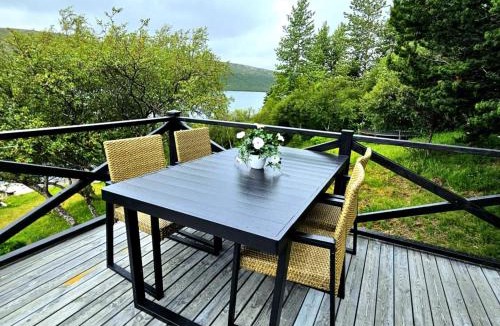 Skorradalshreppur Ski Chalet | Lakefront cottage with jacuzzi