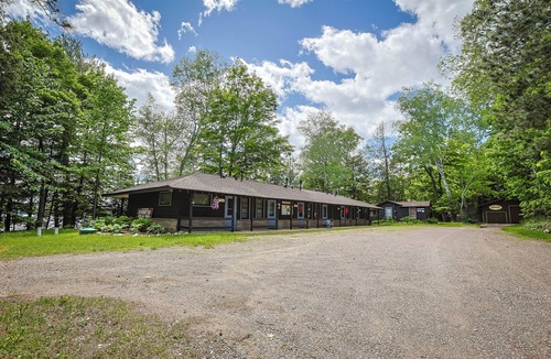 Presque Isle Apartment | Lakefront Couples Cabin - South Turtle Lake - Dock, Rowboats & Musky Fishing