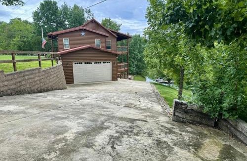 Dandridge Villa | Lakefront Covered Dock Fire pit Sleeps 12