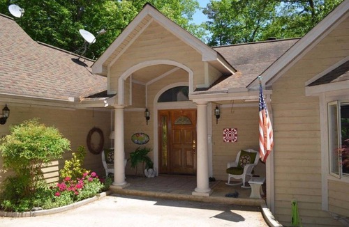 La Follette House | Lakefront Deerfield Home With Gentle Slope To Dock