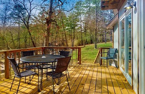 Eureka Springs Cottage | Lakefront dog-friendly home near Eureka Springs with deck, lake views, fireplace