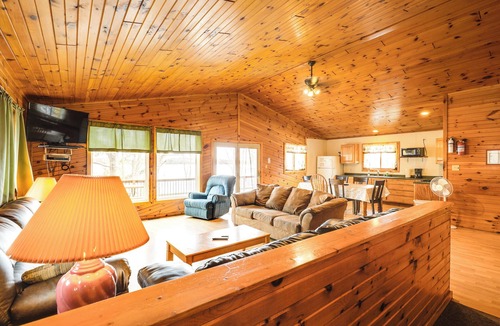Ainsworth Cabin | Lakefront Duplex in Northwoods: Angler’s Haven!
