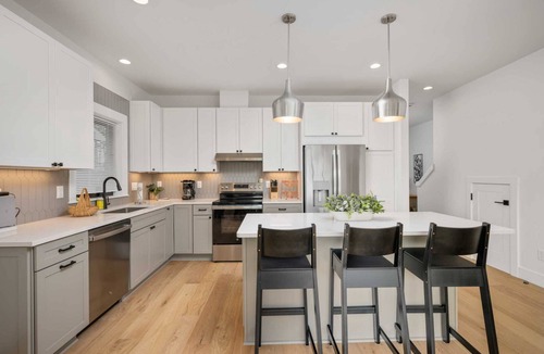 Rockaway Beach House | Lakefront Escape 2min Walk to Beach, Sleeps 8 Pet Friendly, Spa Style Bath Entire Townhome (unit1)