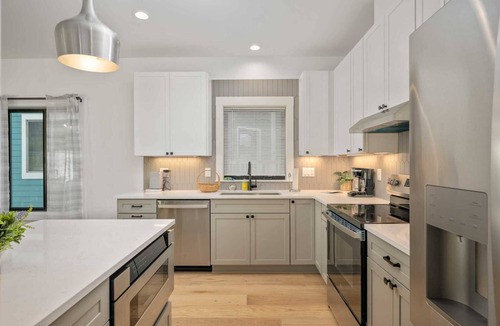 Rockaway Beach House | Lakefront Escape 2min Walk to Beach, Sleeps 8 Pet Friendly, Spa Style Bath Entire Townhome (unit1)