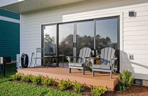 Rockaway Beach House | Lakefront Escape 2min Walk to Beach, Sleeps 8 Pet Friendly, Spa Style Bath Entire Townhome (unit1)