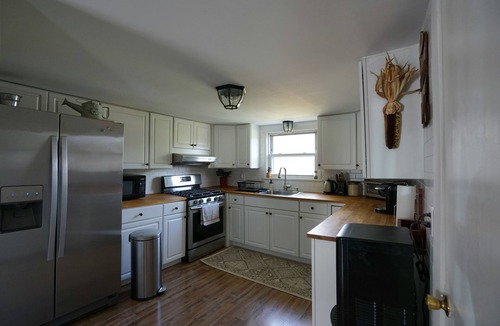 Blakeslee House | Lakefront Escape -1 acre/private pool/kayak/fire pit/swing set