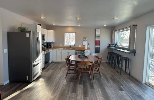 Orrin Cabin | Lakefront Escape: Fish, Kayak, Hammock, Relax. Family and Pet-Friendly!