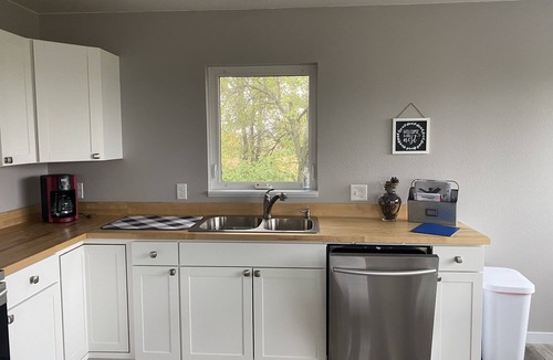 Orrin Cabin | Lakefront Escape: Fish, Kayak, Hammock, Relax. Family and Pet-Friendly!