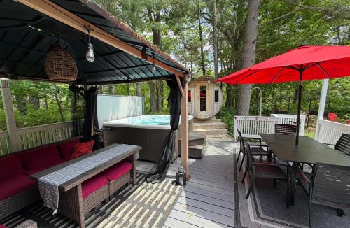 Gravenhurst House | Lakefront Escape Hot Tub & Sauna Retreat