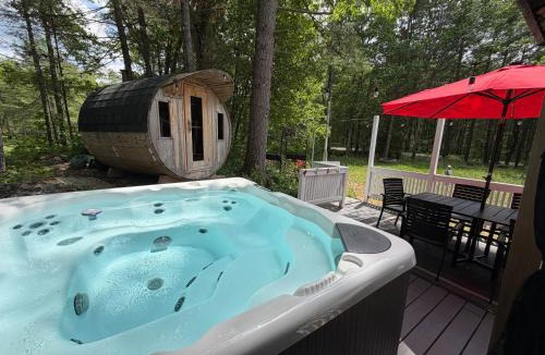 Gravenhurst House | Lakefront Escape Hot Tub & Sauna Retreat