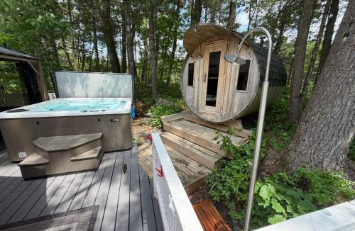 Gravenhurst House | Lakefront Escape Hot Tub & Sauna Retreat