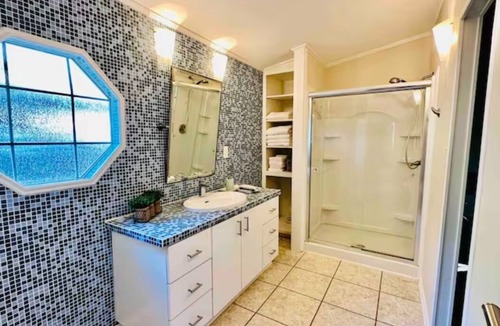 Enchanted Oaks House | Lakefront Escape l Cedar Creek Lake - Hot Tub!