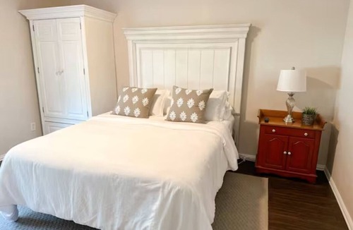 Enchanted Oaks House | Lakefront Escape l Cedar Creek Lake - Hot Tub!