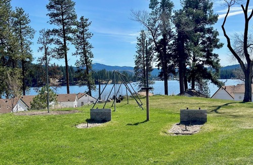 Republic Cabin | Lakefront Escape w/A/C, 2 Queen Beds & Private Entry on Curlew Lake