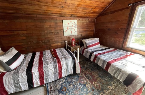 Carlton House | Lakefront Farmhouse with 2 acres to enjoy - Fish, Kayak, or launch your boat!