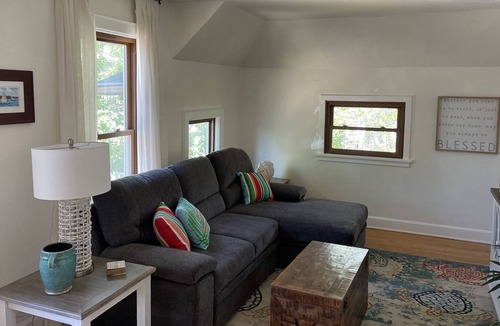 Madison Apartment | Lakefront fashionable flat
