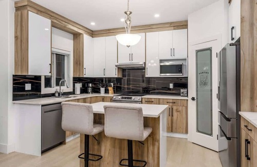 Airdrie House | Lakefront, Fireplace, 90 min Banff, AC