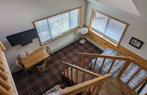 Mammoth Creek Cabin | LAKEFRONT FISHING LODGE RETREAT SLEEPS 50! BOAT RENTALS! WORLD CLASS FISHING!