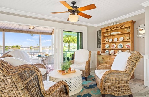 Fort Myers House | Lakefront, Free Heated Pool, Spa, Kayaks, Bikes, Fishing & Beach gear & More