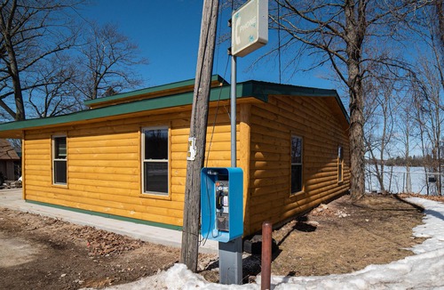 Irons House | Lakefront fully renovated log cabin perfect location
