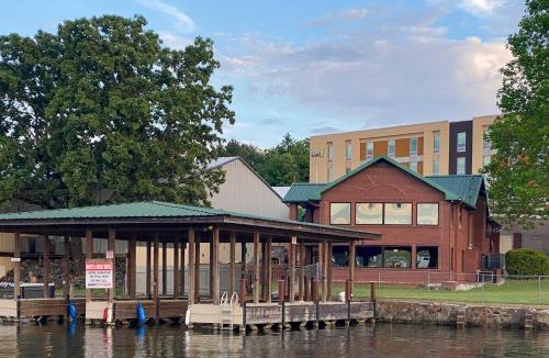 Lake Hamilton House | Lakefront Gem w/Docks on Central Ave