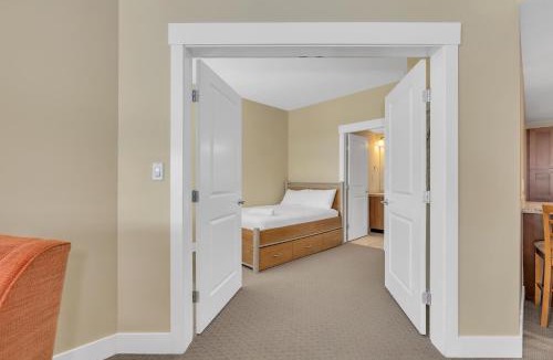 Westbank Apartment | Lakefront Getaway at The Cove