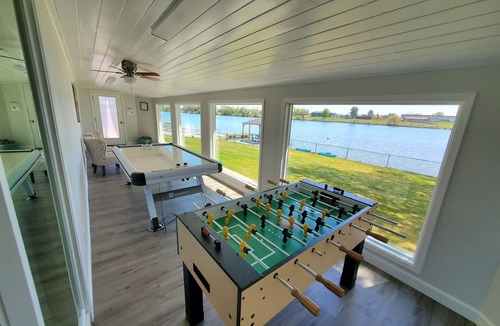Moses Lake House | Lakefront Getaway. Private Waterfront Home with Dock and Sunroom.