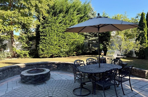 West Islip Apartment | Lakefront GetawaY & Romantic NightS + BeacheS NeaR